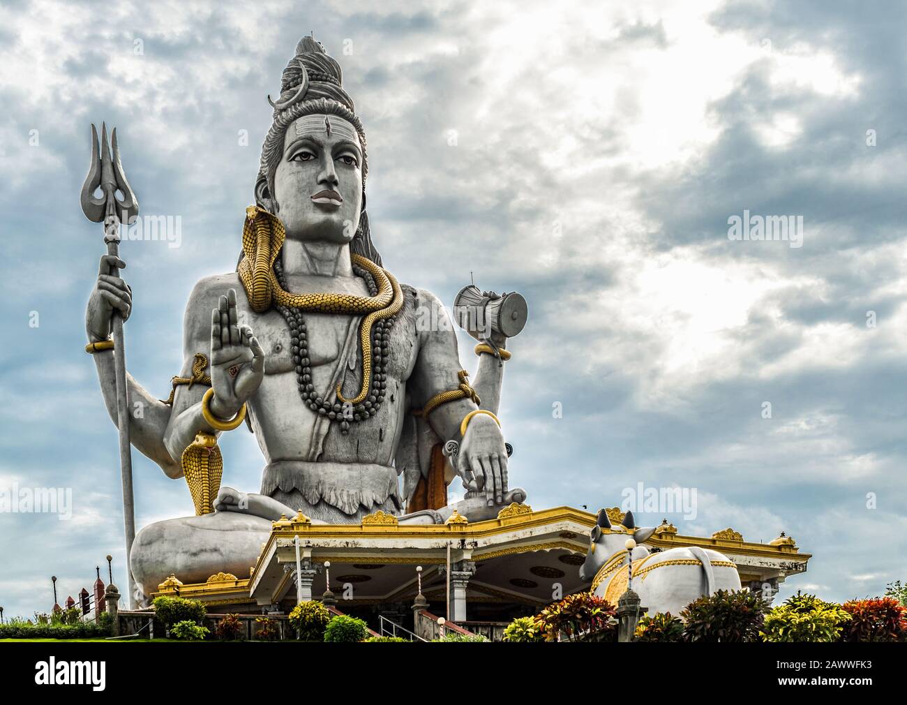 Magnifica statua alta della mitologia indù Dio, Signore Shiva a Murdeshwar, Karnataka, mentre meditando e dando benedizioni e sermoni ai adoratori. Foto Stock