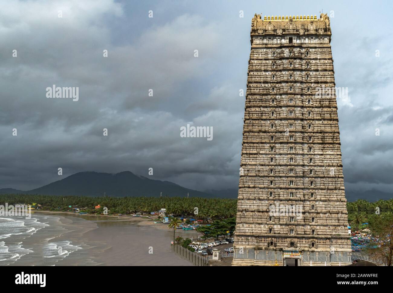 Architettura medievale India dravidian di Gopuram, famoso in tutto il mondo, a 20 piani, una torre d'ingresso del Tempio di Lord Shiva a Murdeshwara durante la stagione delle piogge. Foto Stock