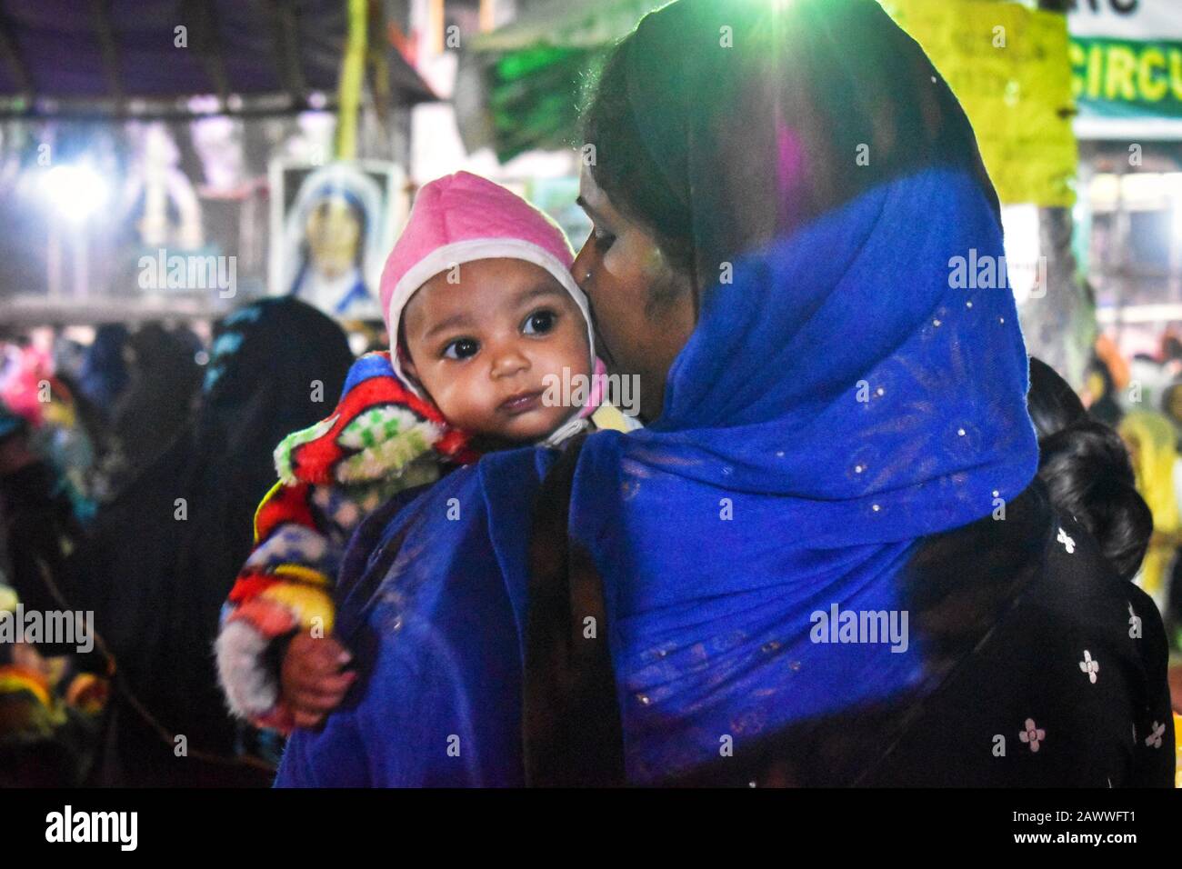 Una donna bacia il suo bambino su NRC e CAA programma di protesta a Kolkata, India. Foto Stock