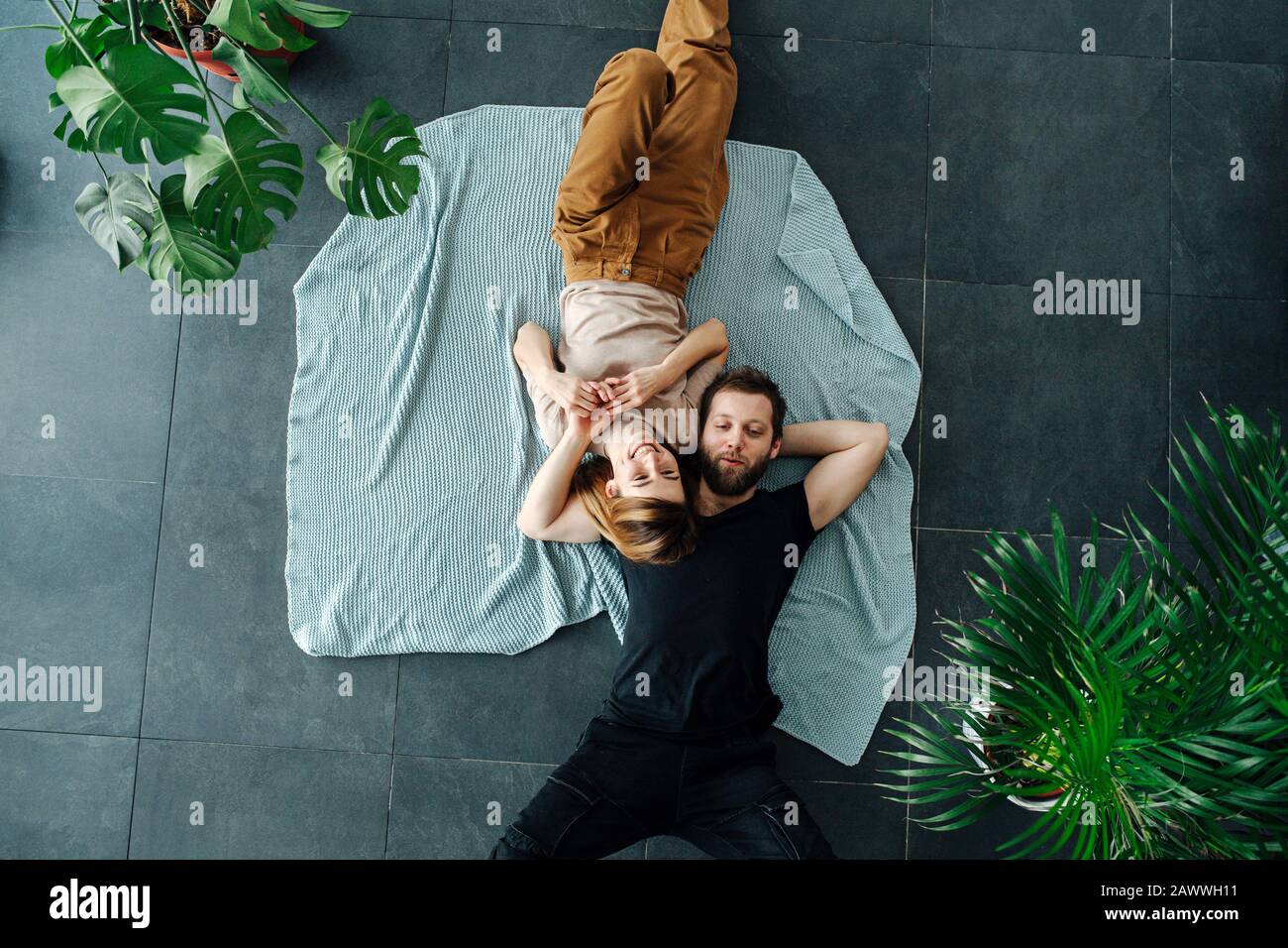 Uomo e donna insieme, si trovano sul pavimento testa a testa Foto Stock