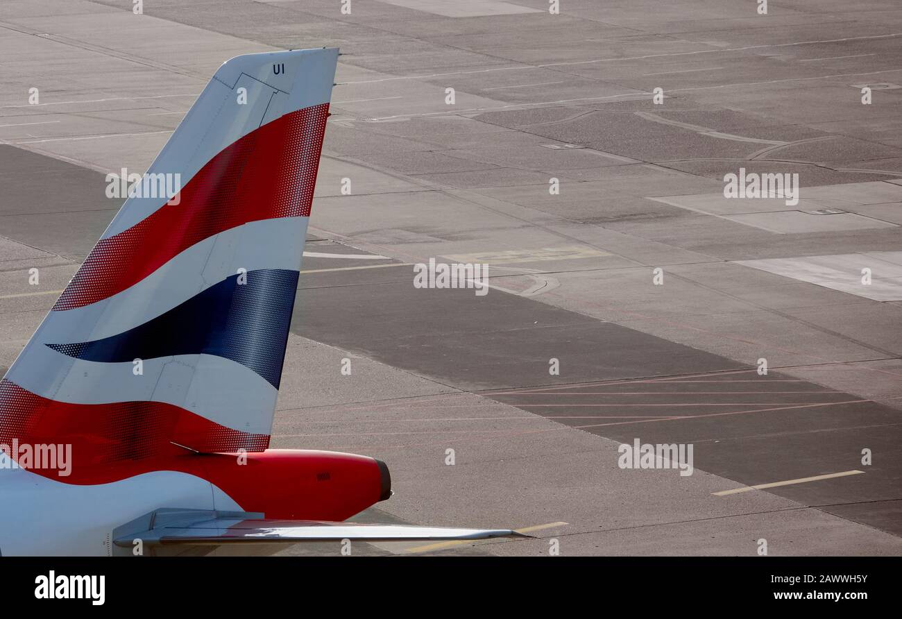 Hannover, Germania, 8 febbraio 2020: Logo delle vie aeree britanniche sulla coda di un aeromobile pronto a prendere il volo dall'aeroporto di Hannover Foto Stock