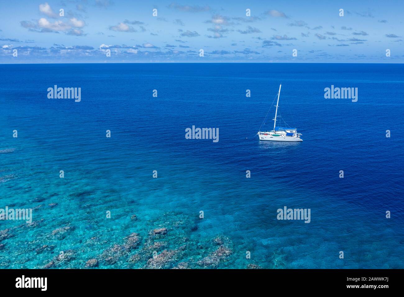Catamarano All'Atollo Di Kauehi, Tuamotu Archipel, Polinesia Francese Foto Stock