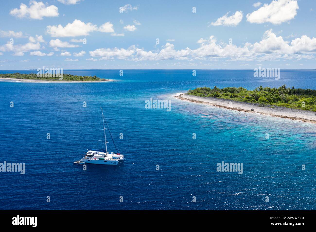 Catamarano All'Atollo Di Kauehi, Tuamotu Archipel, Polinesia Francese Foto Stock