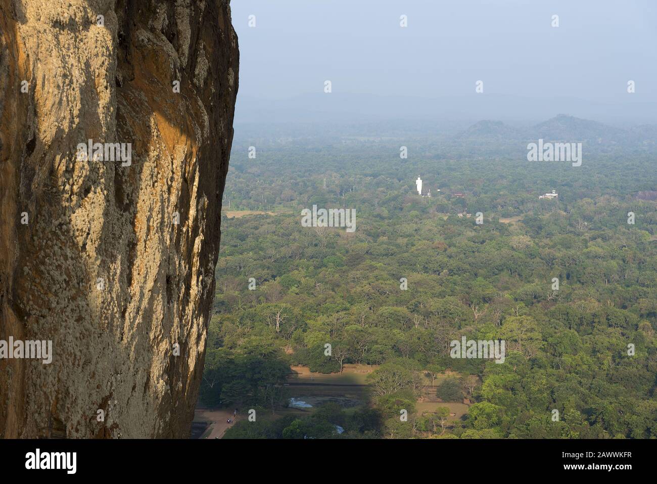 Sigiriya, Sri Lanka: 17/03/2019: Fortezza di roccia, vista dal monumento alla statua del Buddha lontano in lontananza. Foto Stock