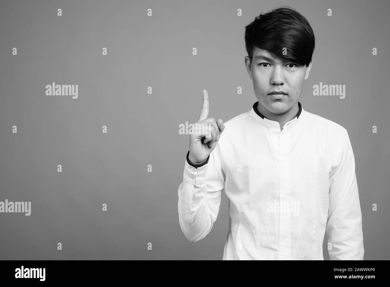 Giovane ragazzo asiatico teenage indossando abiti casual intelligenti Foto Stock