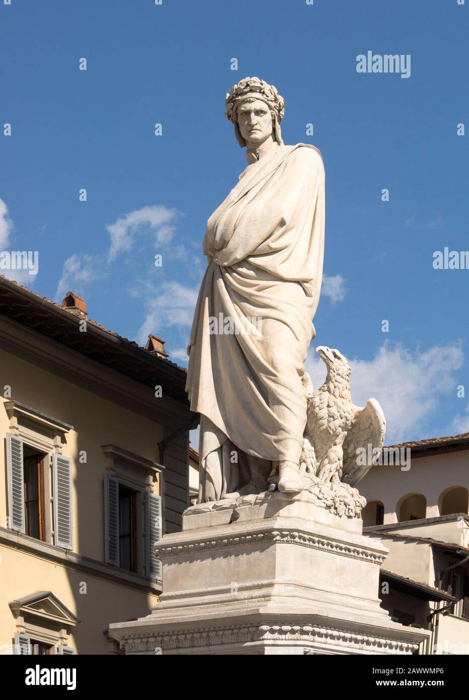 La città di Firenze (Firenze).una statua di Dante (1265-1321) di e Pazzi (eretta nel 1865) si trova in Piazza Santa Croce. Foto Stock