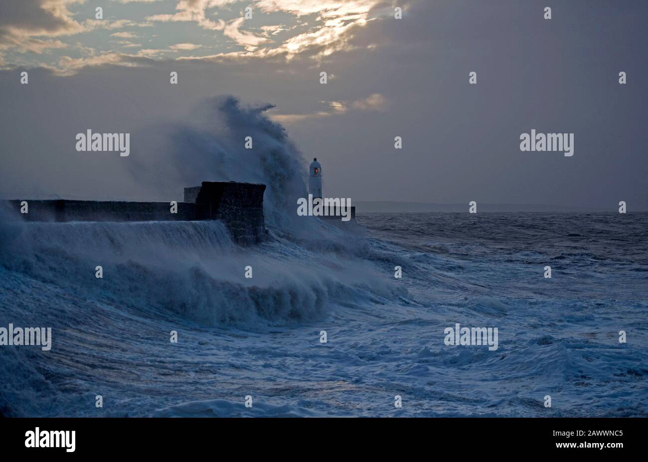 Porthcawl, Galles, Regno Unito. 10th Feb, 2020. Enormi onde si infrangono sulle mura del porto questa mattina poco dopo la prima luce a Porthcawl nel Galles del Sud, mentre Storm Ciara continua a battere il Regno Unito. Credito: Phil Rees/Alamy Live News Foto Stock