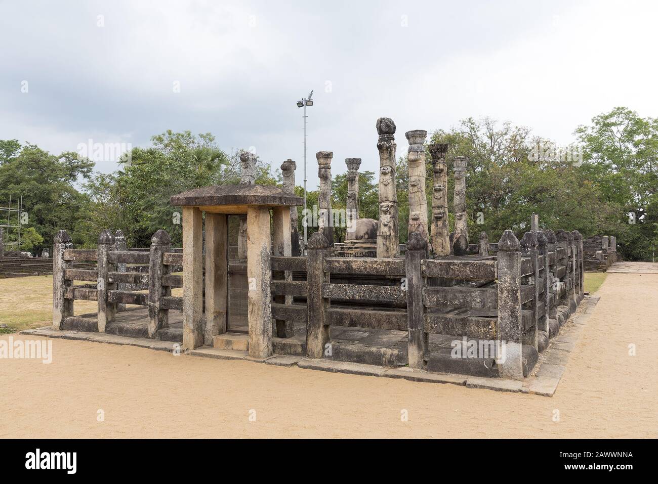 Polonnaruwa, Sri Lanka: 17/03/2019: Antica città di Polonnaruwa il tempio buddista Nissankalata Mandpa. Patrimonio mondiale dell'UNESCO. Foto Stock