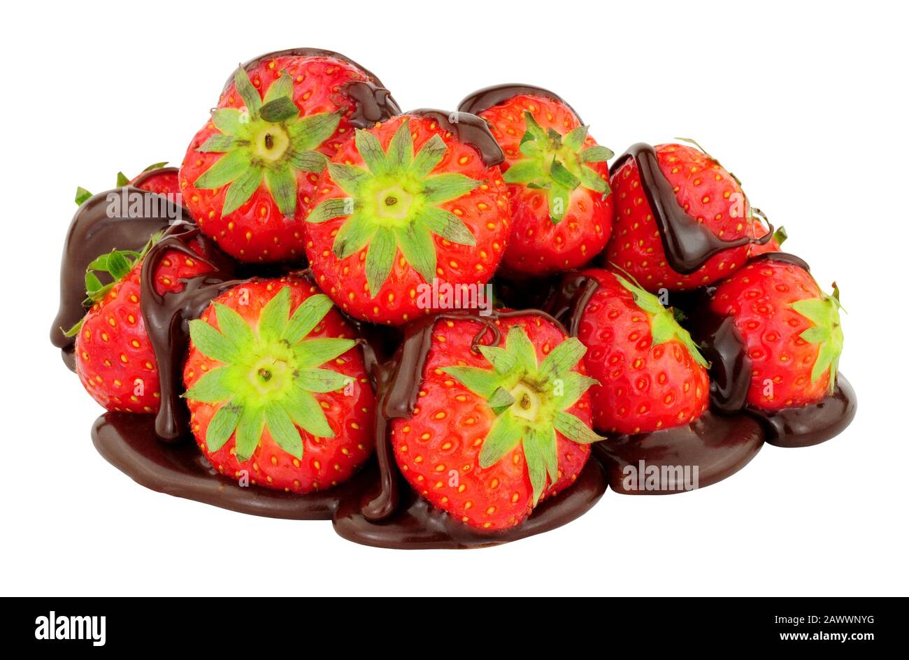 Fragole fresche con salsa di cioccolato fuso isolate su fondo bianco Foto Stock