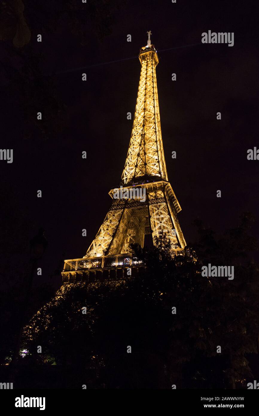 Torre Eiffel di notte in aprile. Foto Stock
