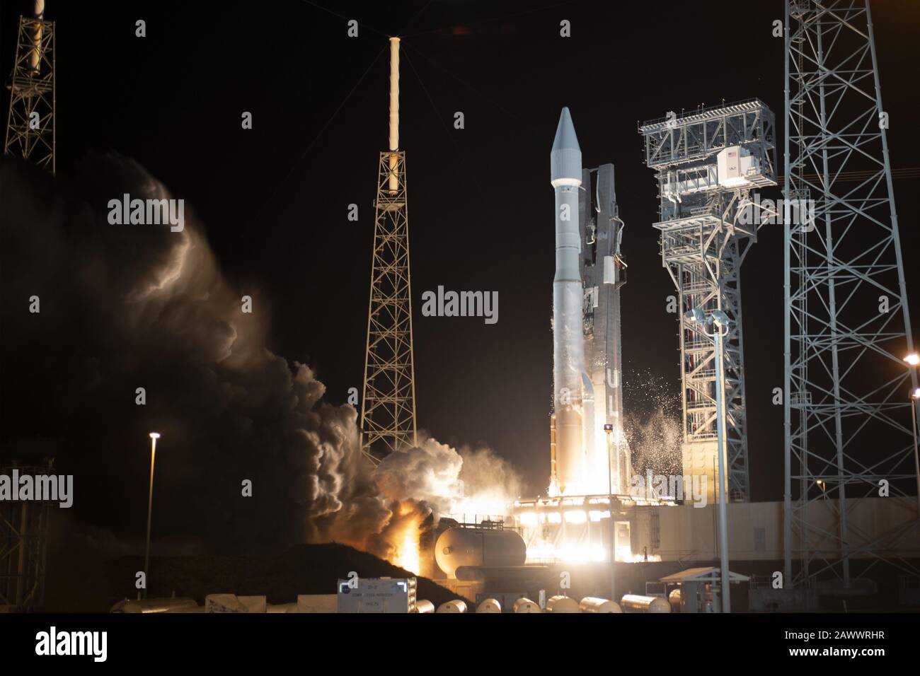 Cape Canaveral, Florida, Stati Uniti. 10th Feb 2020. Un razzo Atlas V della United Launch Alliance lancia il satellite Solar Orbiter per la NASA e l'Agenzia spaziale europea alle 11:03PM dal Complesso 41 presso la stazione aerea di Cape Canaveral domenica 9 febbraio 2020. Il veicolo spaziale monitorerà e osserverà il sole e come crea la sua eliosfera. Foto Di Joe Marino-Bill Cantrell/Upi Credit: Upi/Alamy Live News Foto Stock