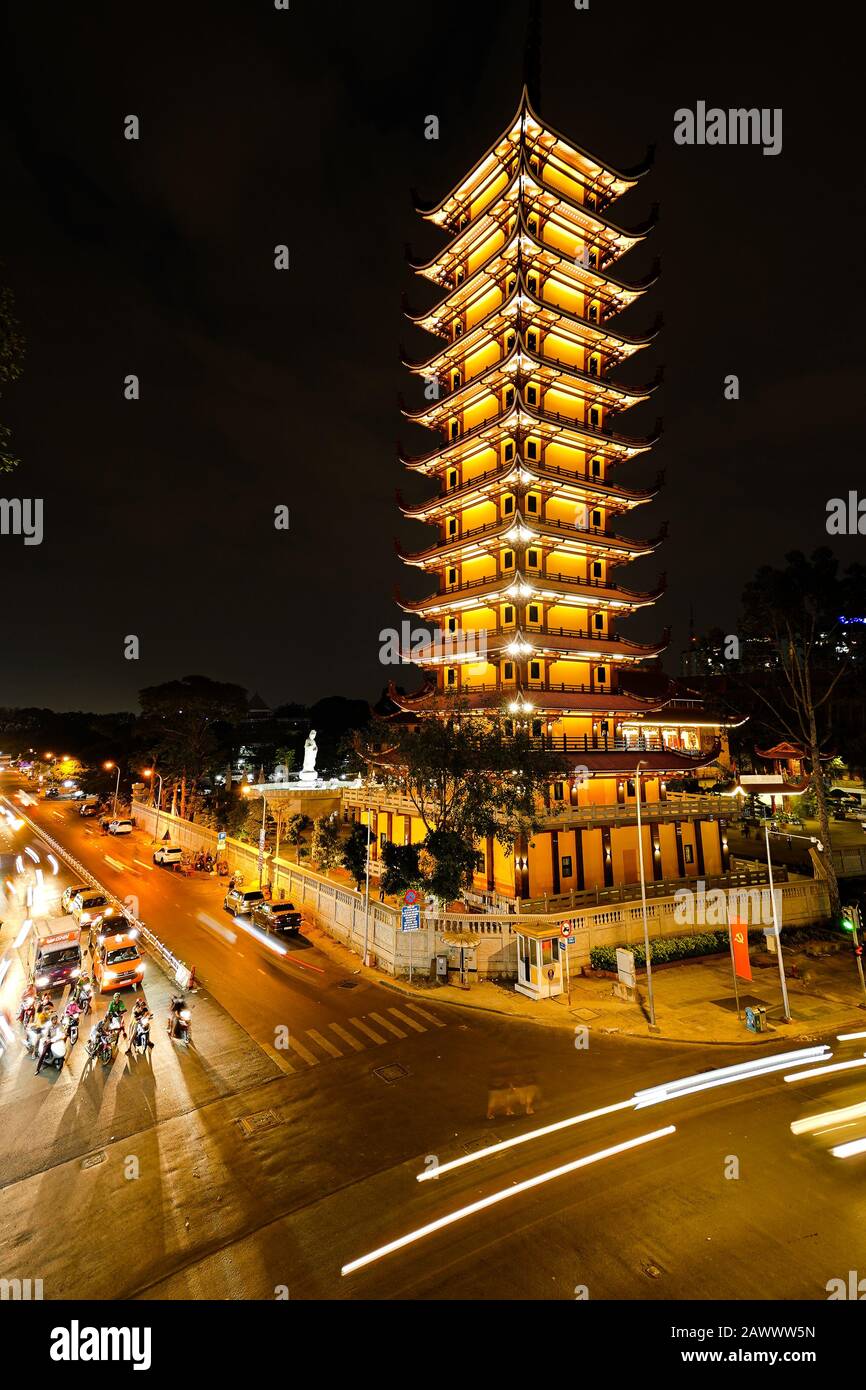 Vietnam Quoc Tu Pagoda - lunga esposizione del traffico cittadino di ho Chi Minh strada - Saigon, Vietnam, 8 febbraio 2020 Foto Stock