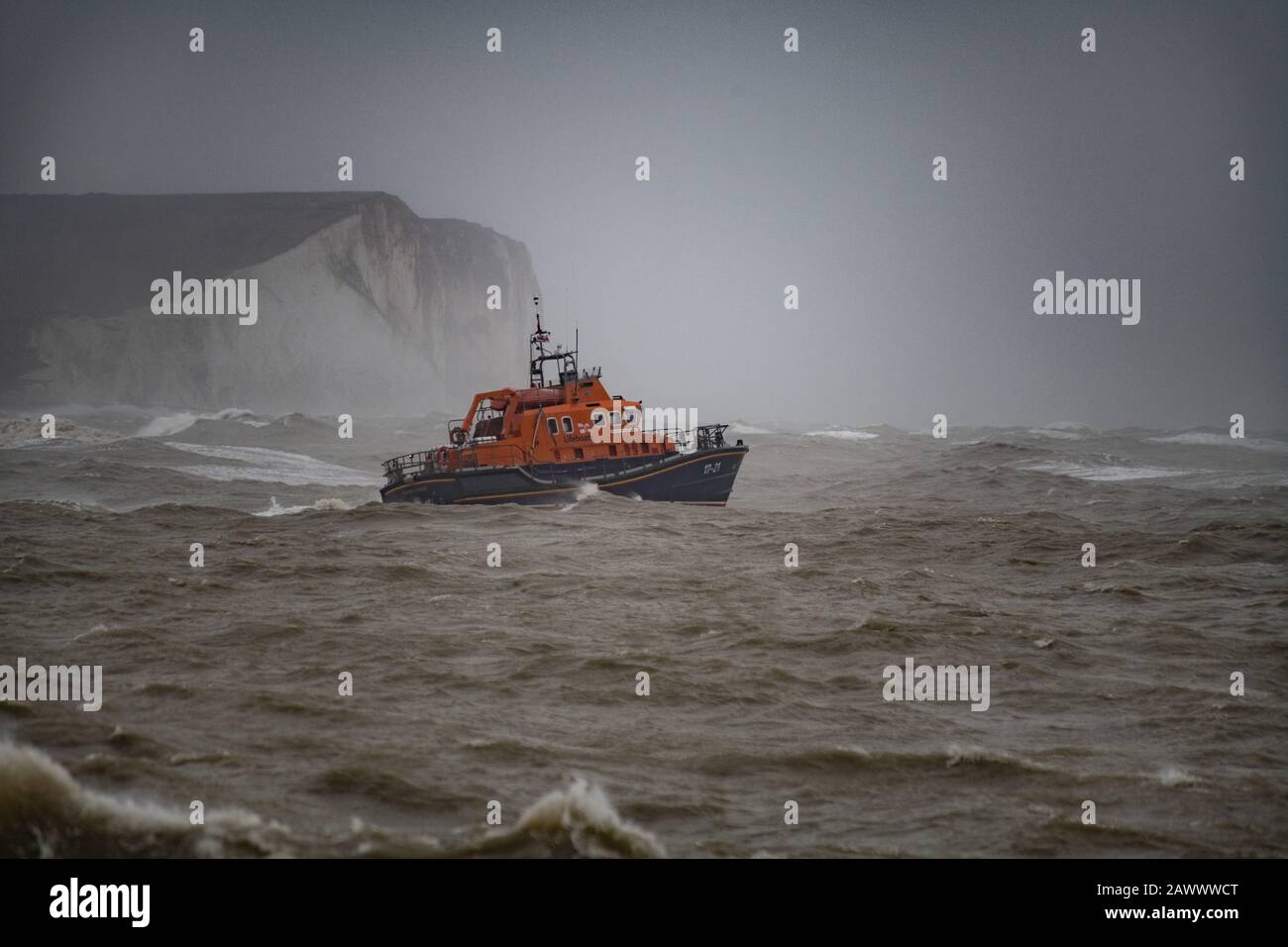 Un RNLI Lifeboat si presenta in condizioni di forza gale nel mezzo della tempesta Ciara da Newhaven Harbour, East Sussex, UK Foto Stock