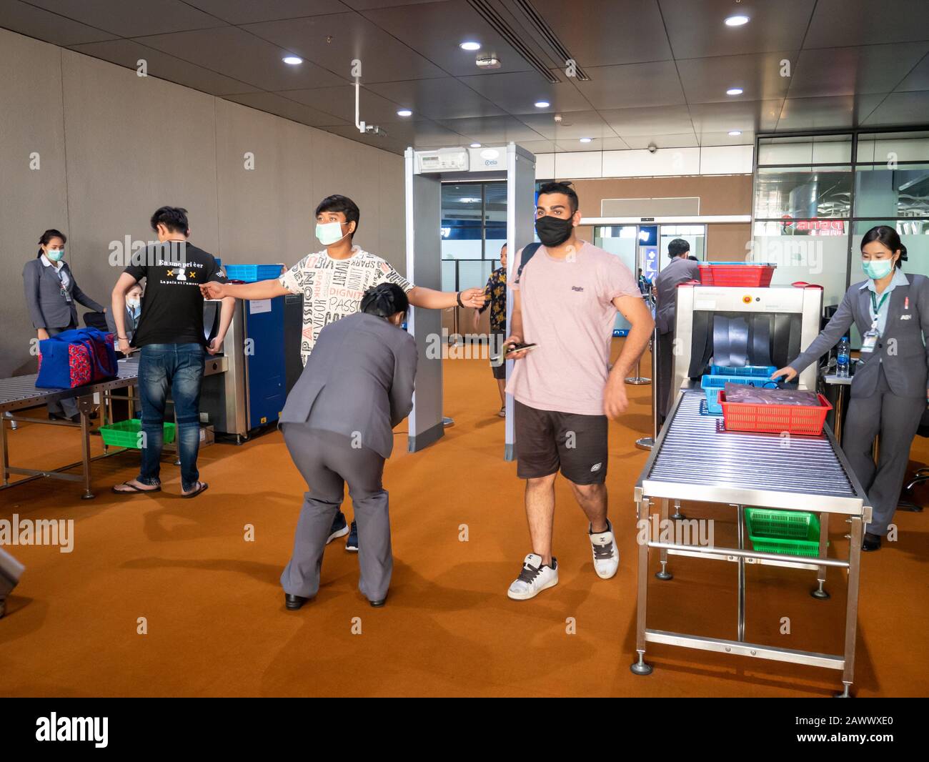 Pattaya, THAILANDIA - 1 FEBBRAIO 2020: Maschera turistica e di usura del personale per impedire durante il viaggio al terminal dell'Aeroporto Internazionale di U-Tapao per proteggere da Foto Stock
