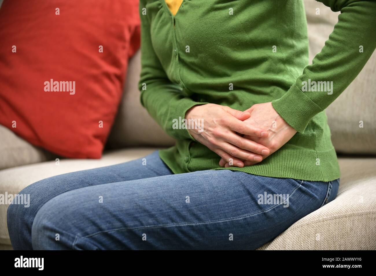 Donna Stomaco Anteriore Segno Doloroso Di Dolore Ovariano Foto Stock