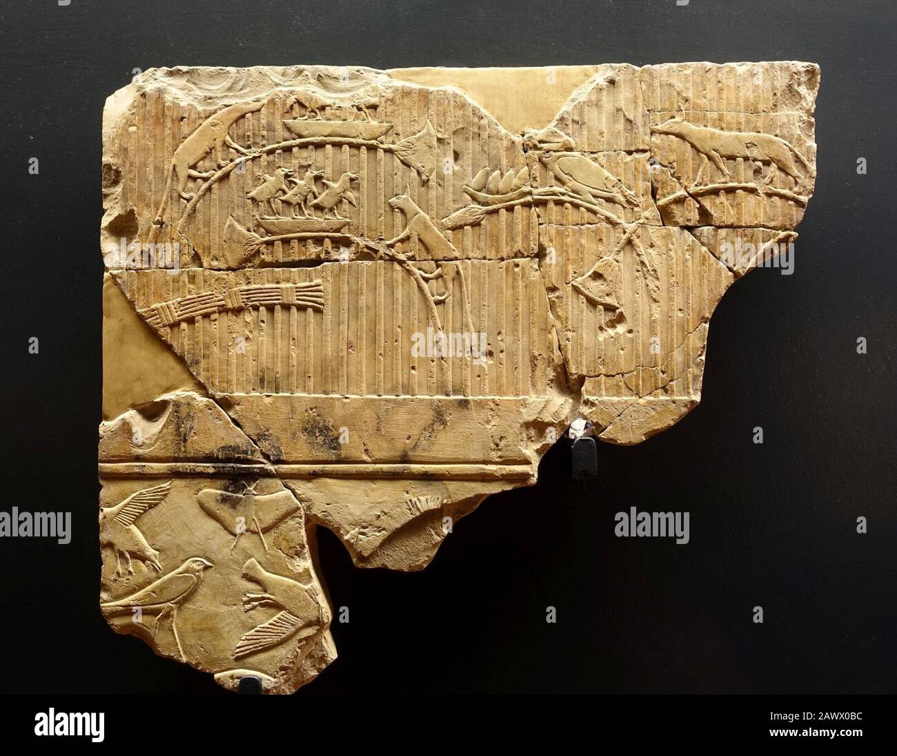 Frammento di un rilievo della tomba, Tebe, Dinastia 26th, 664-525 a.C., calcare Foto Stock