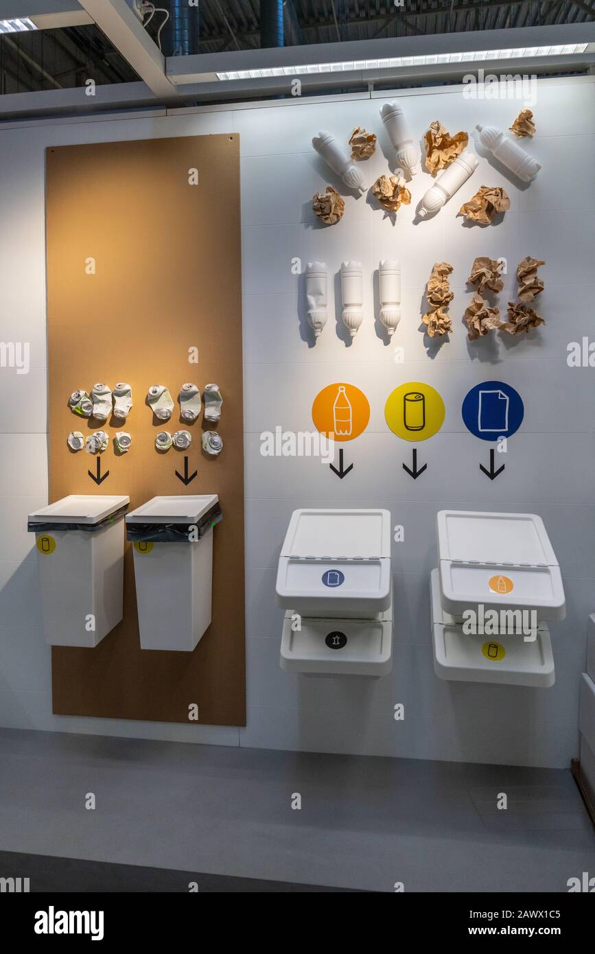 Contenitori per la raccolta differenziata dei rifiuti Foto Stock
