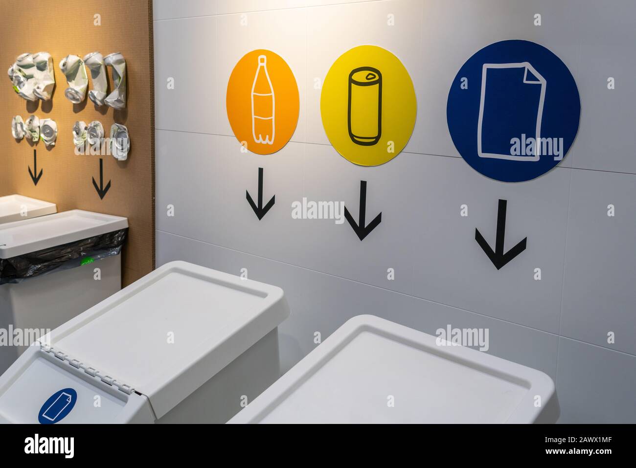 Contenitori per la raccolta differenziata dei rifiuti Foto Stock