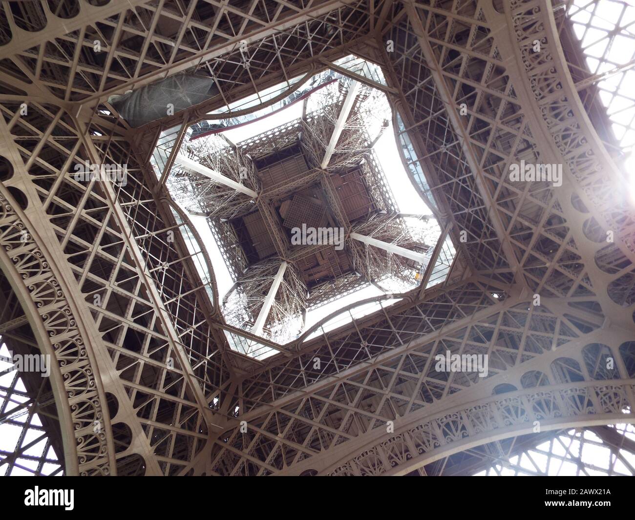 Guardando sotto la Torre Eiffel di Parigi Foto Stock