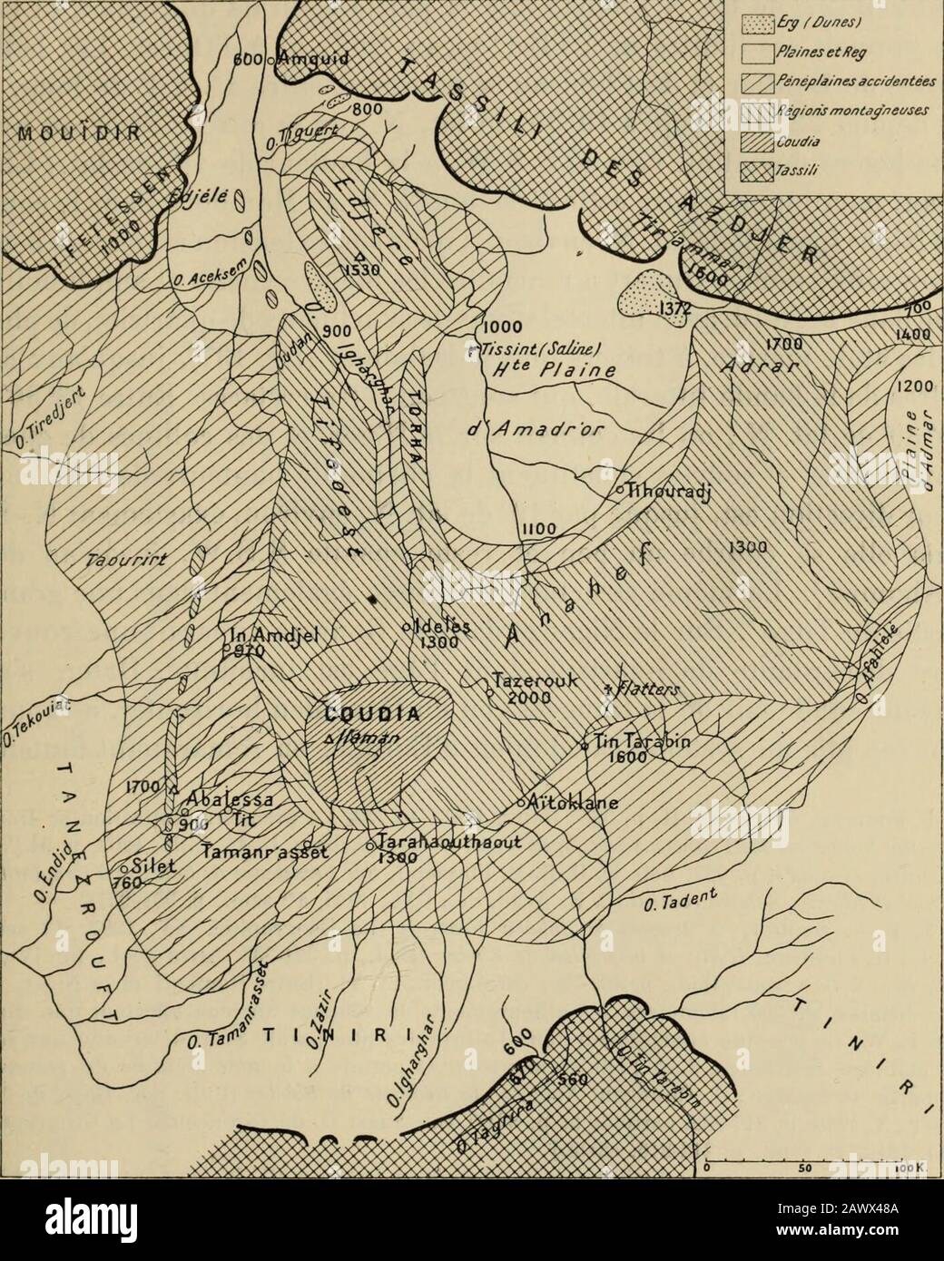 La face de la terre (Das Antlitz der Erde)Traduit de l'allemand, avec l'autorisation de l'auteur et annotÃ©e sous la direction de Emmde MargerieAvec une prÃ©fpar Marcel Bertrand . y koto kSoc. GÃ©ol. De F,, V sÃ©r., VII, 1907, p. 344-345), rectifiÃ©e et mise Ã jour par lauteur.lÃiO 000. ALTAIDES AFRICAINES Fezzan, Ã leur croÃ»te somber, souvent noire, sous laquelle la cassurefait apparaÃ®tre une roche de Couleur claire, quelquefois mÃªme blanche.sur deux points, on a recueilli dans les schistes des (Iraptolithes carac- jÂ£y fÃ»i/nes)i y/es ÃFÃ¢neplÃ¢accitfentÃ©^e/es feÃ§ Foto Stock