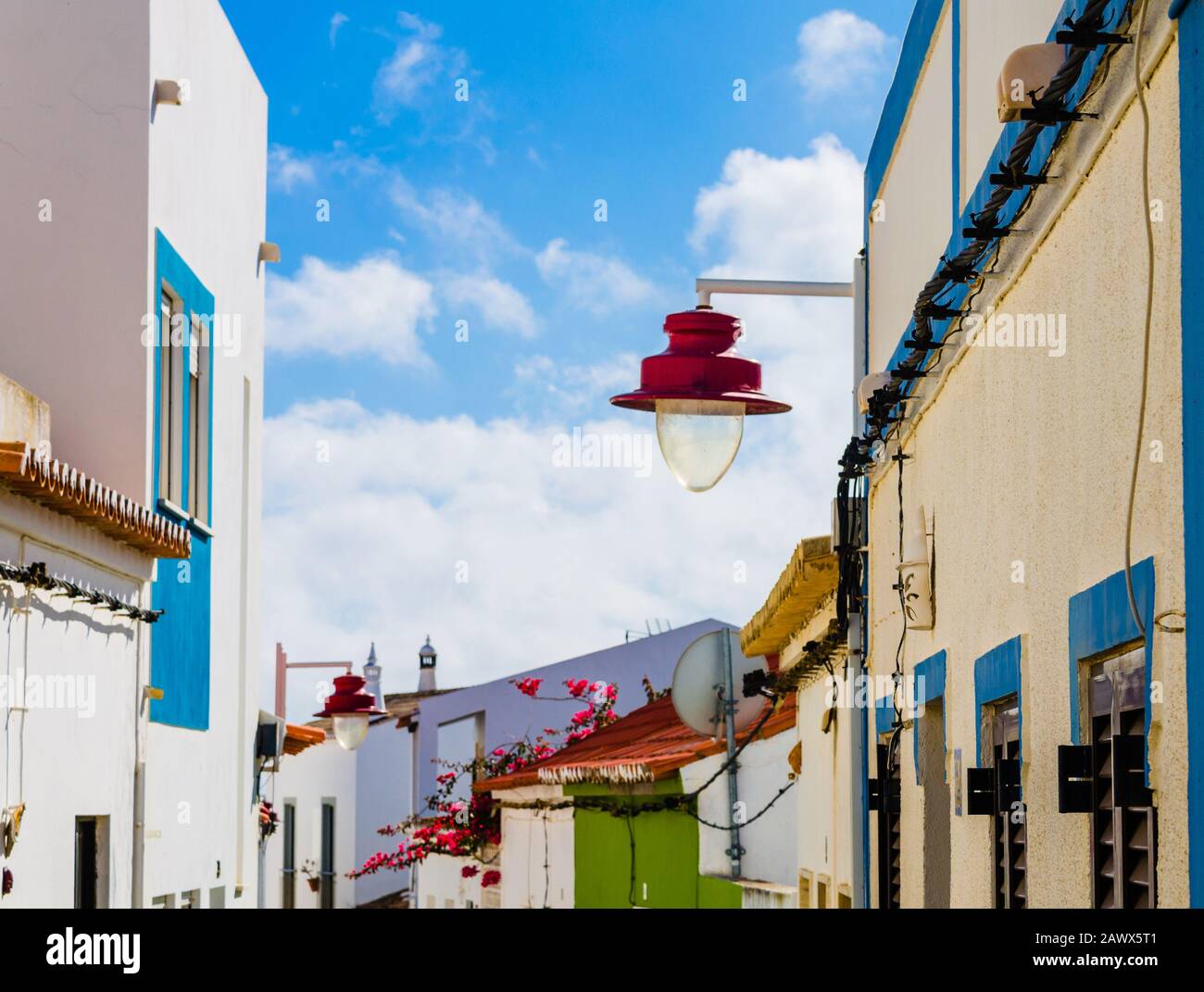 Via della città di Salema, Algarve, Portogallo Foto Stock