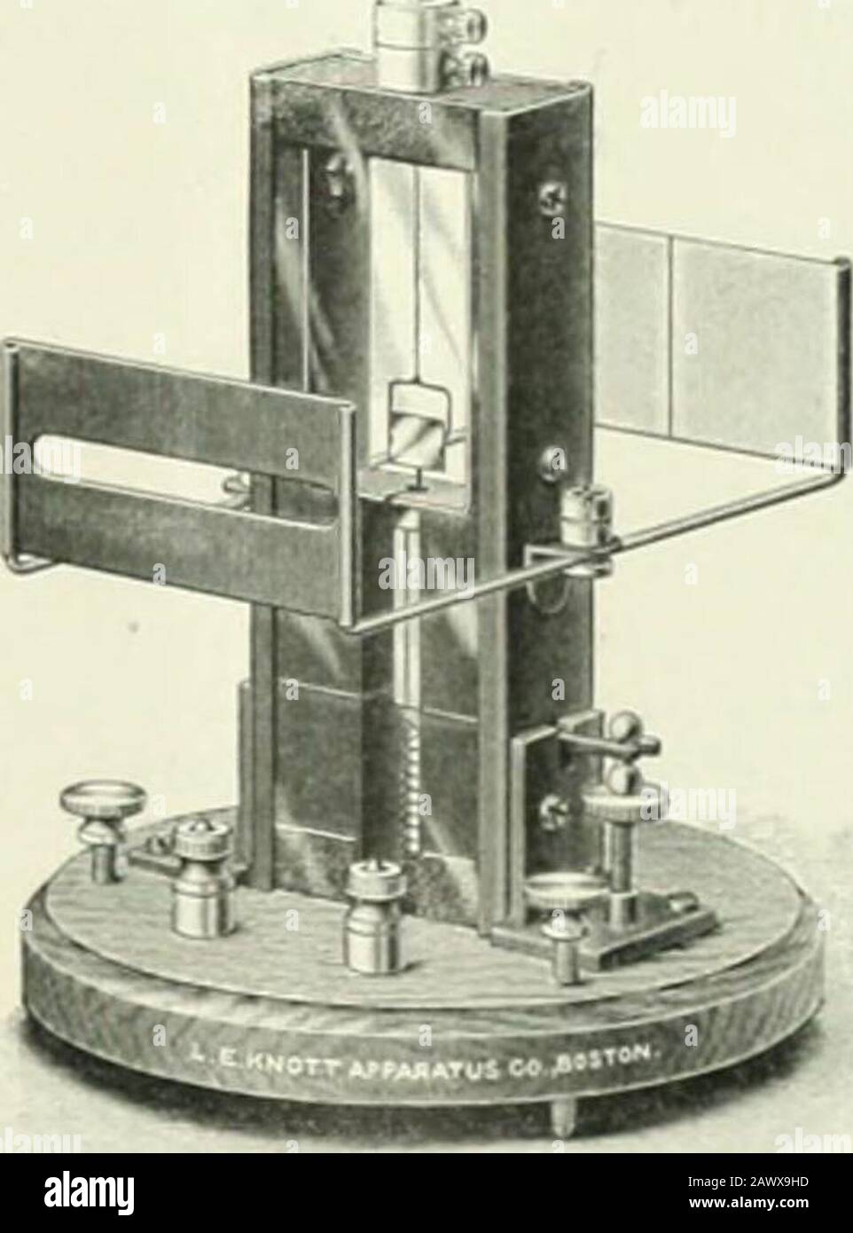 Ingegneria chimica. Witchboards sia alla stazione di generazione che alla sotto-stazione a Rhinelander. La corrente sarà portata a li,000 volt su un circuito monofase alla sottostazione di Rhinelander, ad una distanza di circa 6K miglia, e da questa sottostazione sarà disaffluita a 1000 volt per scopi illuminanti, sia di illuminazione commerciale che stradale, E anche a 440 volt al mulino della Rhinelander Paper Co. Ed altre industrie nella teneighborhood della sotto-stazione. Questo stabilimento è uno dei primi impianti di trasmissione a lunga distanza sul fiume Wisconsin superiore. XT è previsto Foto Stock