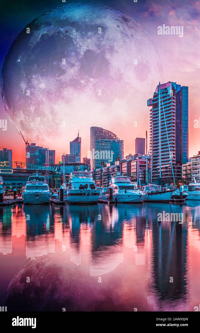 Modello di copertina e-book. Paesaggio del futuro - alti edifici e yacht ormeggiati con enorme pianeta alieno nel cielo che si riflette in acqua. Elementi Foto Stock