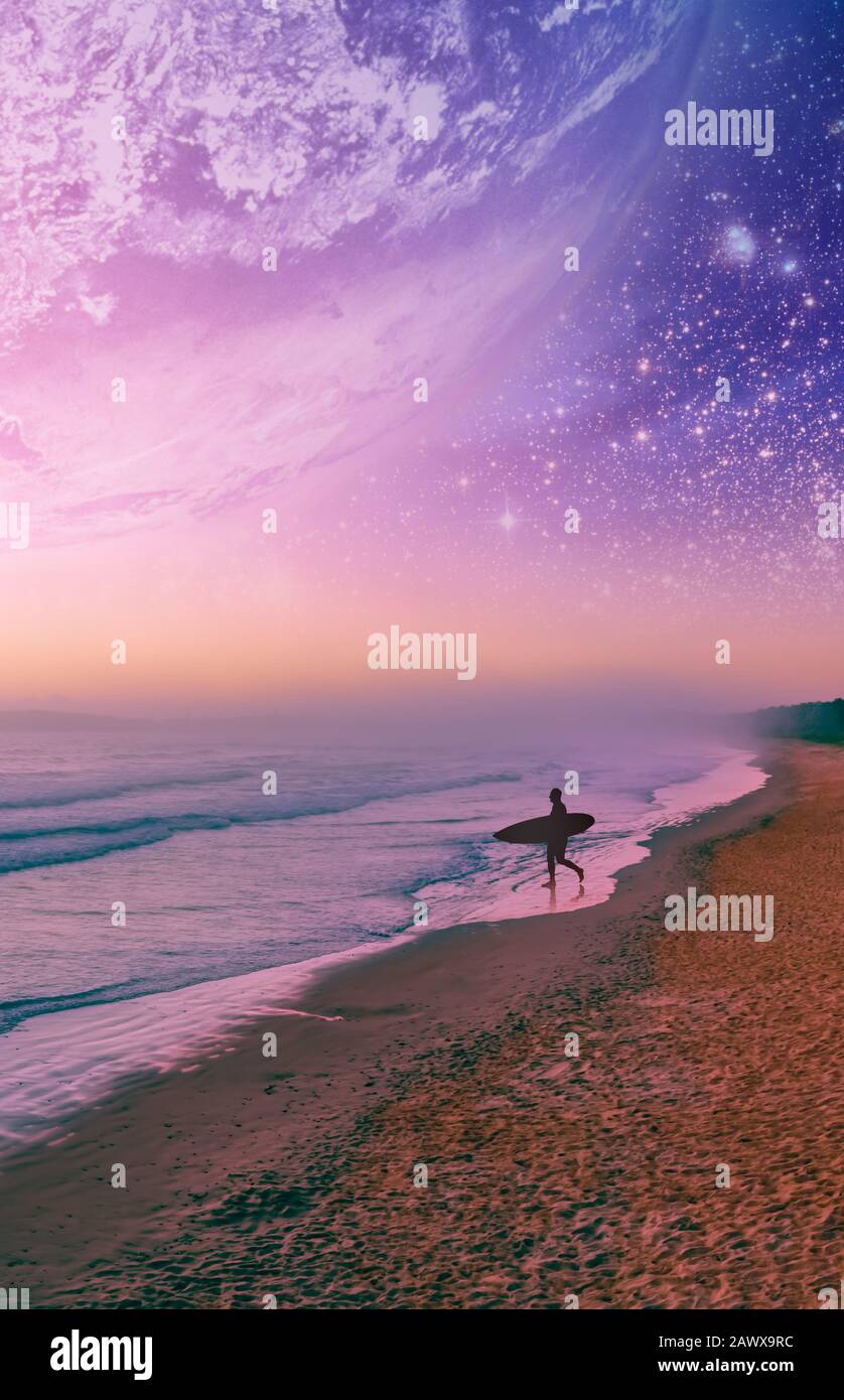 Modello di copertina del libro verticale. Fantasy paesaggio di silhouette surfer camminare sulla spiaggia di pianeta alieno. Elementi di questa immagine forniti da Foto Stock