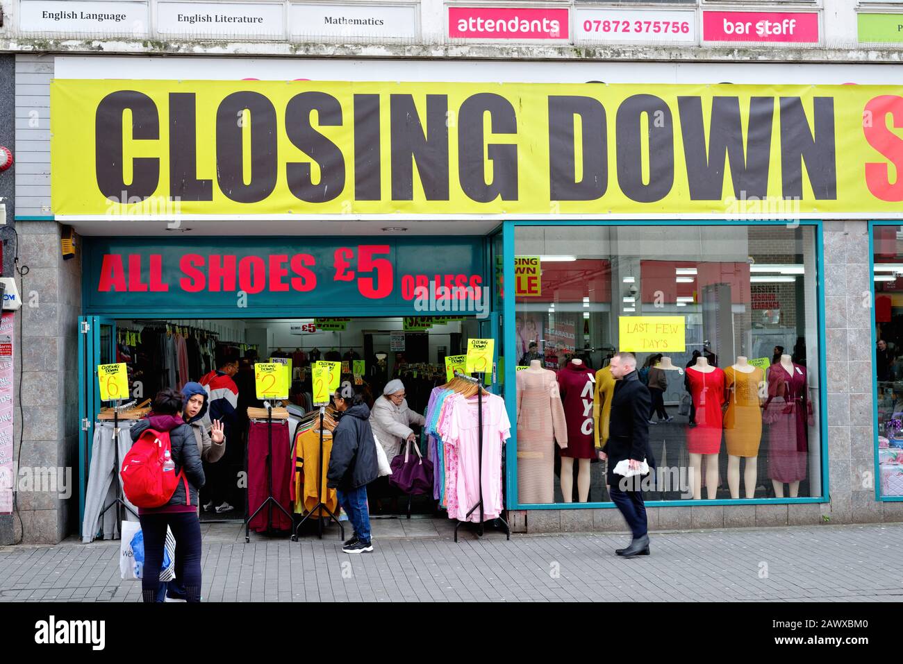Davanti ad un negozio di abbigliamento economico con un grande cartello di chiusura sopra l'entrata sulla Hounslow High Street, West London England UK Foto Stock