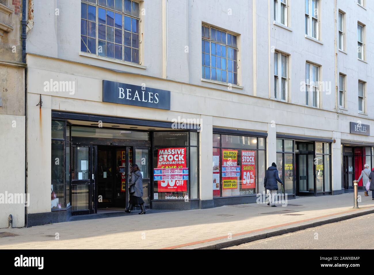 Ingresso al grande magazzino Beales che sta per essere chiuso lungo Worthing West Sussex England Foto Stock