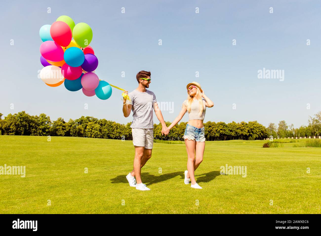 Due felici giovani amanti che hanno data nel parco Foto Stock