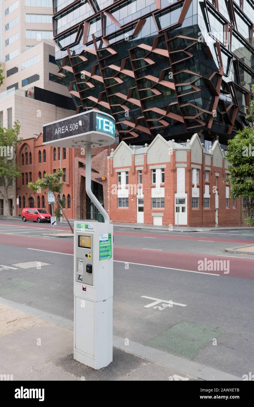 Un moderno parcheggio elettronico high tech in Spring Street, Melbourne contrasta con lo storico Elms Hotel e gli edifici Mission dall'altra parte della strada Foto Stock