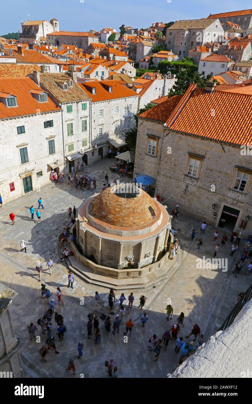 La Grande Fontana di Onofrio o la grande fontana di Onofrio all'interno delle mura della Città Vecchia, Dubrovnik, Croazia Foto Stock