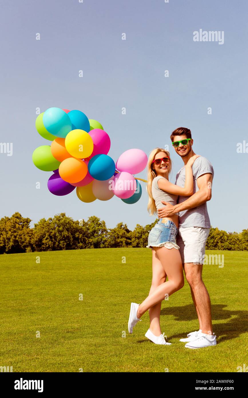 Ritratto di giovane famiglia felice bella con palloncini che hanno luna di miele Foto Stock