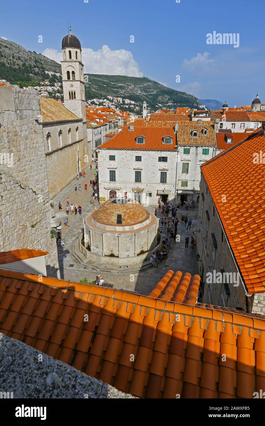 La Grande Fontana di Onofrio o la grande fontana di Onofrio all'interno delle mura della Città Vecchia, Dubrovnik, Croazia Foto Stock