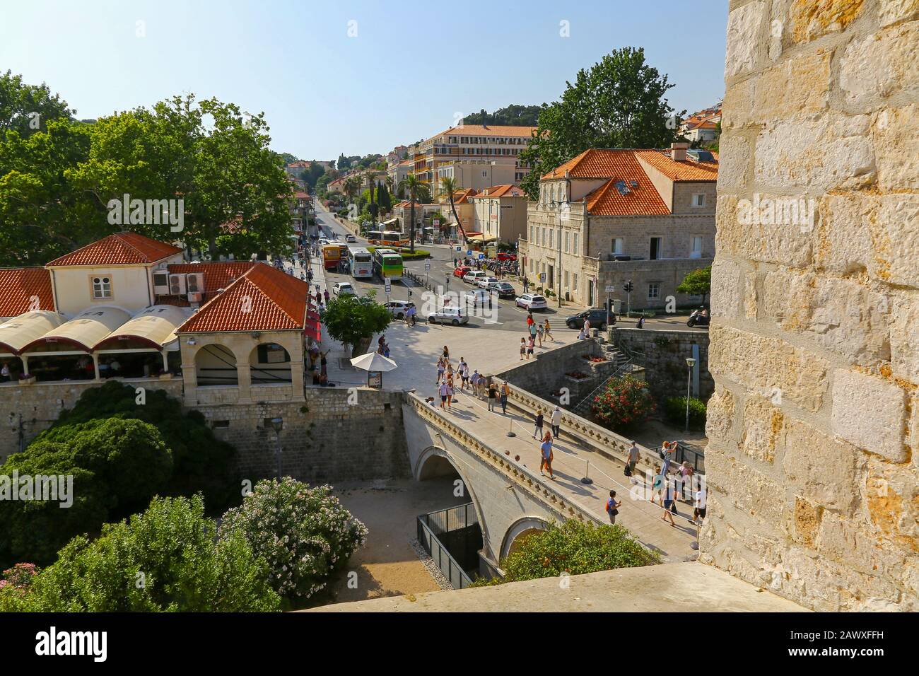 Brsalje Street vicino al ponte all'ingresso della porta del Cile nella città vecchia, Dubrovnik, Croazia Foto Stock