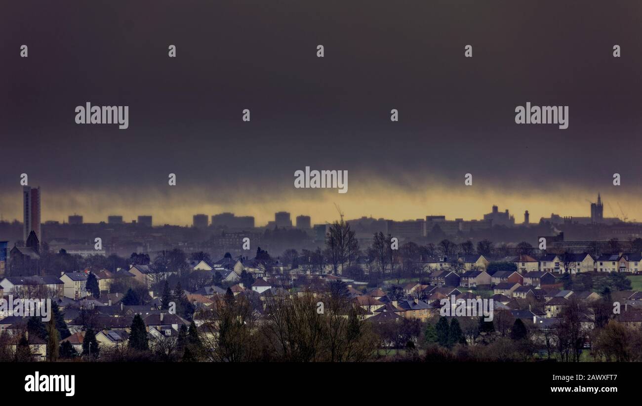 Glasgow, Scotland, UK, 10th February, 2020: UK Weather: Il tempo della notte con le previsioni di una continuazione nei prossimi quattro giorni e Storm Ciara dà uno skyline di Gotham città guardare come neve e pioggia nubi l'orizzonte che delinea il profilo occidentale della città. Copywrite Gerard Ferry/ Alamy Live News Foto Stock