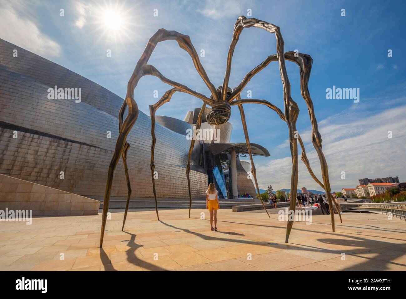 Donna si trova sotto una scultura di un ragno gigante al Museo Guggenheim, Bilbao, Paesi Baschi, Spagna, Penisola Iberica, Europa occidentale Foto Stock