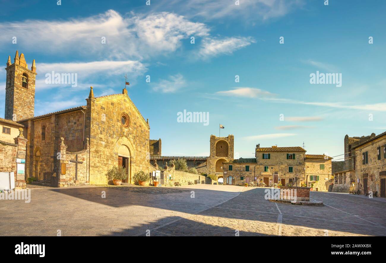 Piazza principale a Monteriggioni medievale fortificato sul percorso della via francigena, Siena, Toscana. Italia Europa. Foto Stock