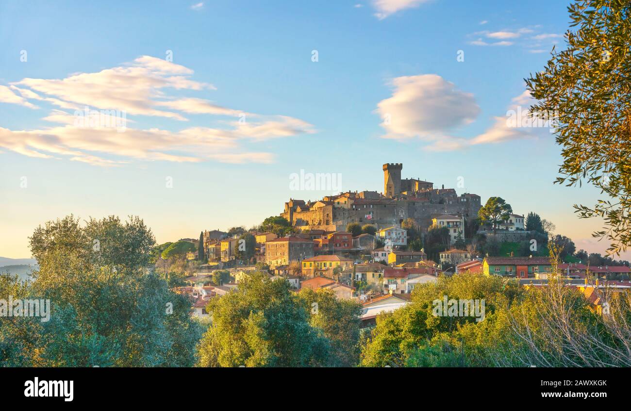 Capalbio borgo medievale skyline al tramonto. Maremma Toscana Italia Europa Foto Stock