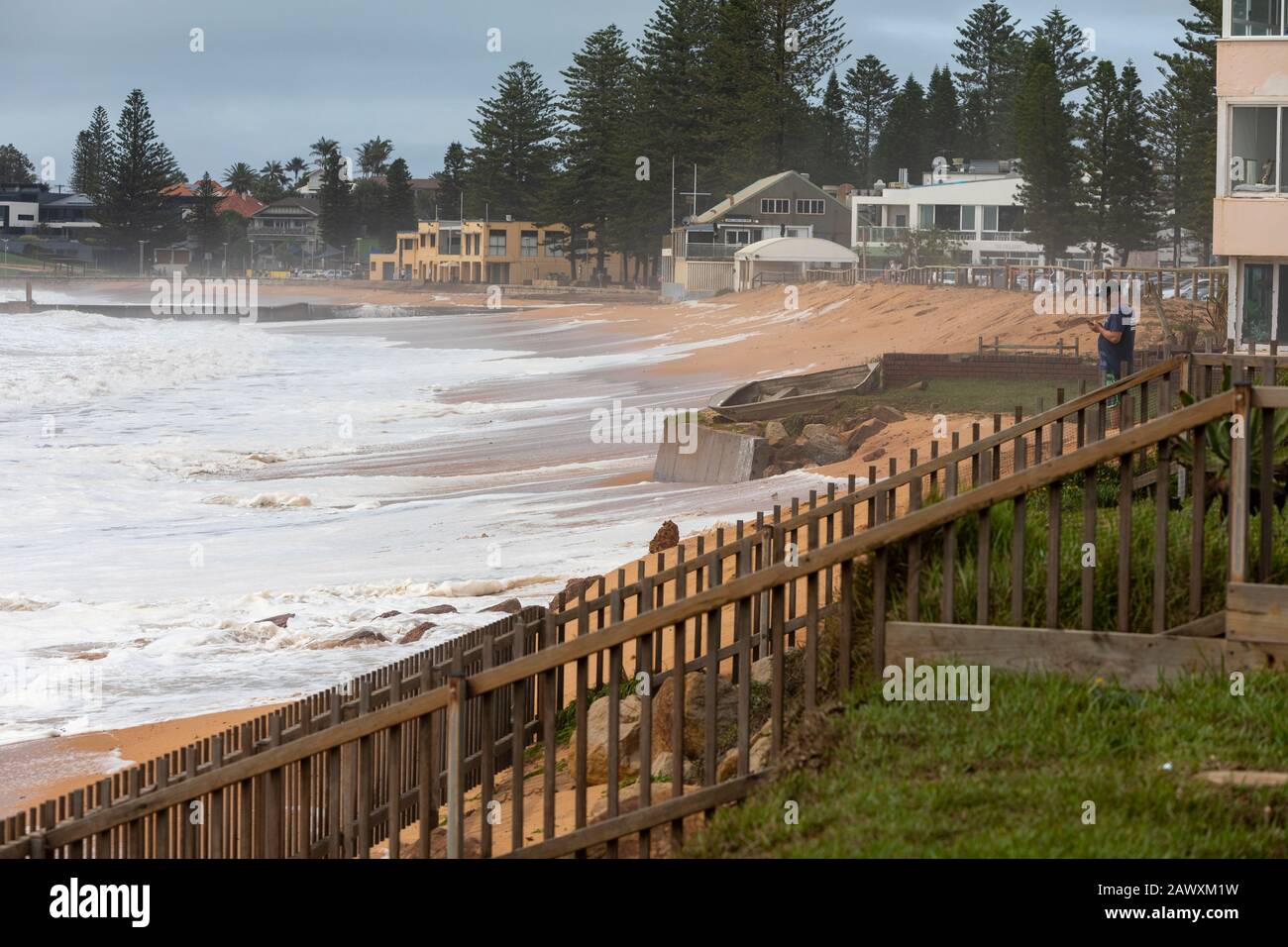 La spiaggia di Collaroy sulle spiagge settentrionali di sydney, durante le forti tempeste atmosferiche nel febbraio 2020, causa erosione della spiaggia e minaccia il lungomare Foto Stock