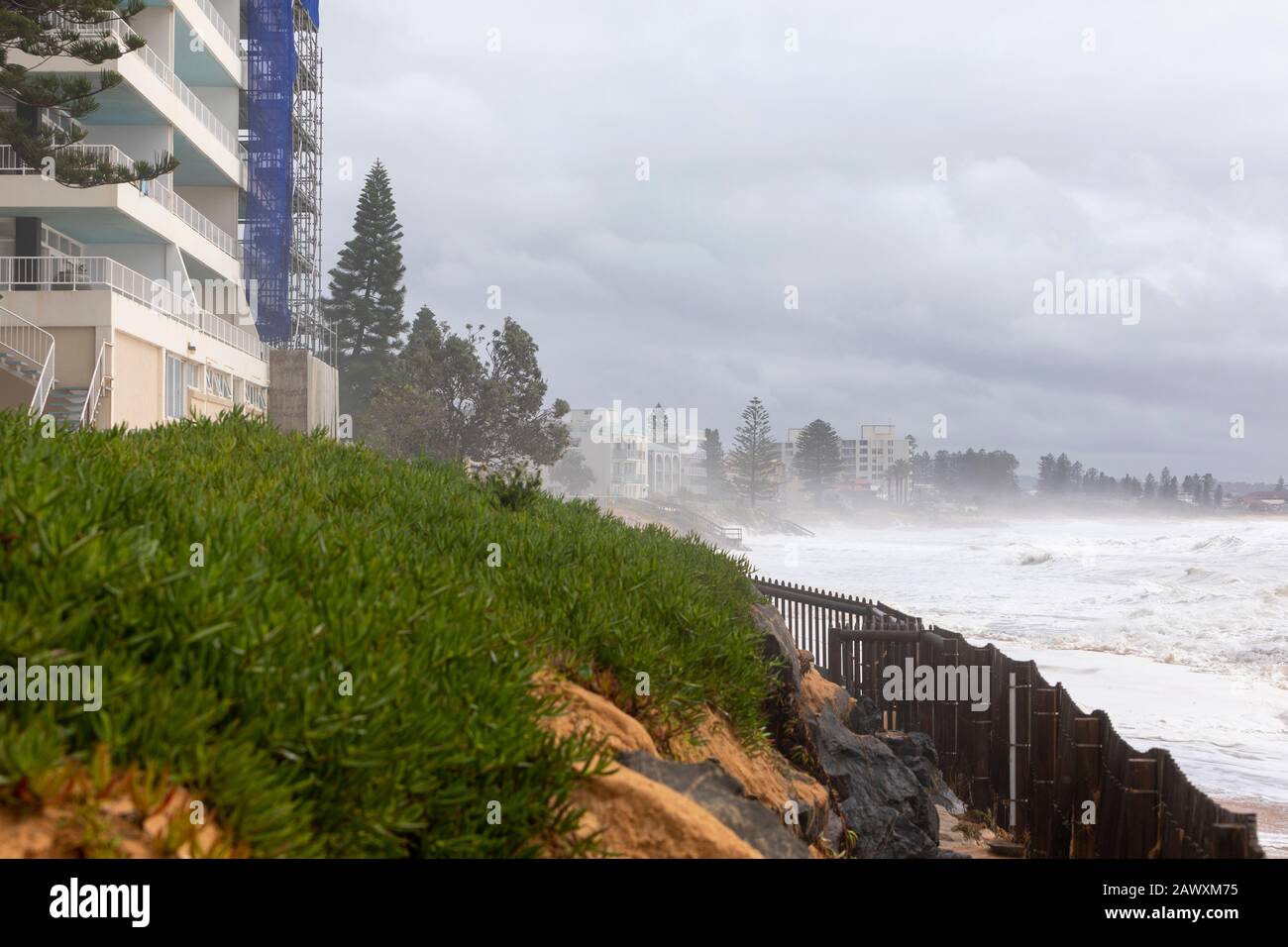 La spiaggia di Collaroy sulle spiagge settentrionali di sydney, durante le forti tempeste atmosferiche nel febbraio 2020, causa erosione della spiaggia e minaccia il lungomare Foto Stock