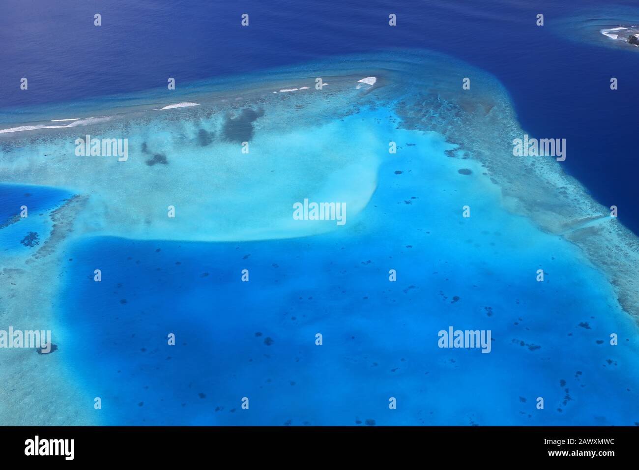 Veduta aerea della barriera corallina tropicale nelle Maldive Foto Stock