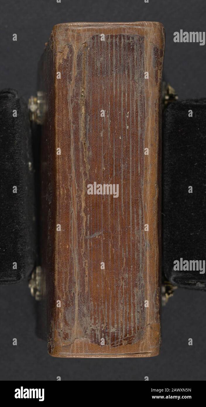 Rilegatura in pelle di un salterio liturgico armeno del 16th secolo e calendario perpetuo stampato nel 1500 Foto Stock