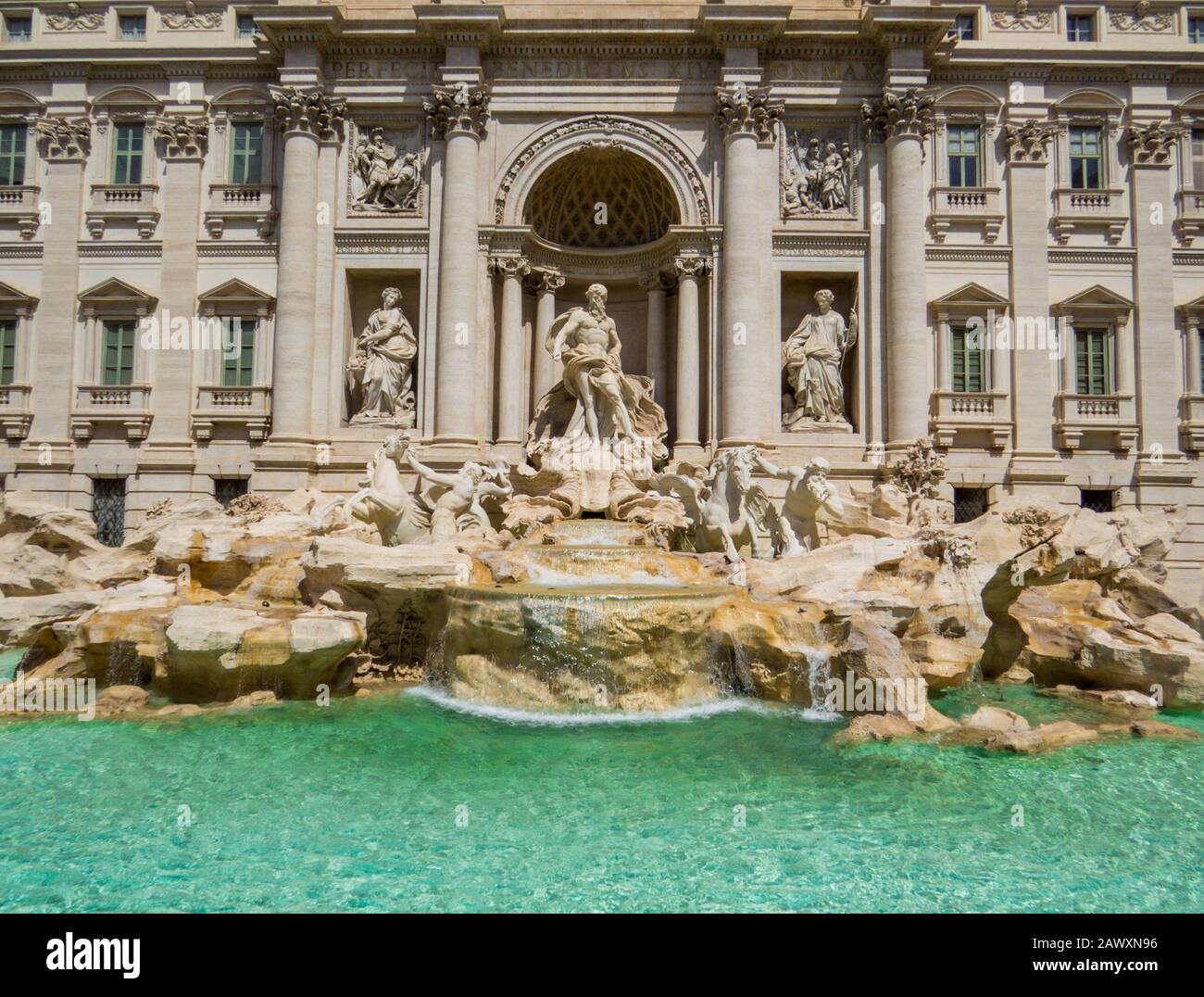 Vista sulla Fontana di Trevi a Roma, Italia Foto Stock