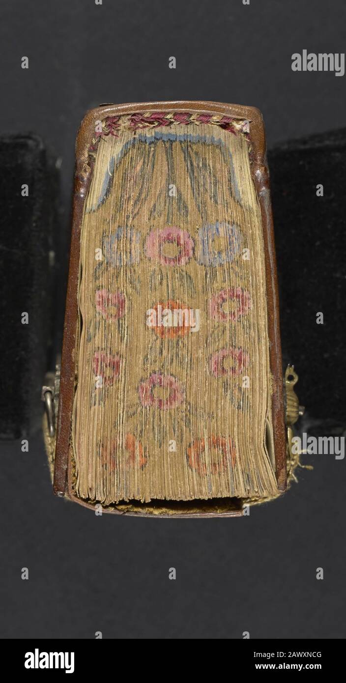 Rilegatura in pelle di un salterio liturgico armeno del 16th secolo e calendario perpetuo stampato nel 1500 Foto Stock