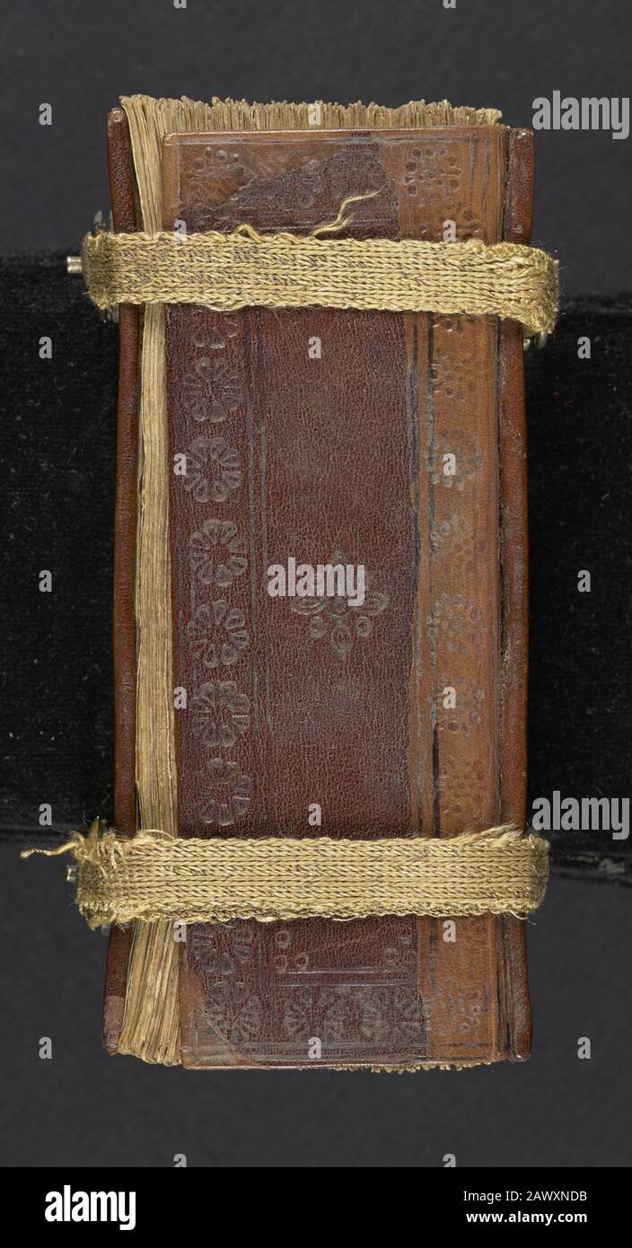 Rilegatura in pelle di un salterio liturgico armeno del 16th secolo e calendario perpetuo stampato nel 1500 Foto Stock