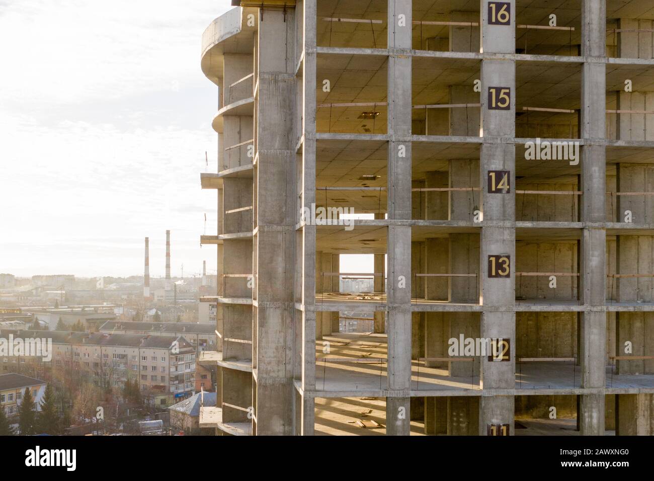 Vista aerea della struttura in cemento di un alto edificio di appartamenti in costruzione in una città Foto Stock