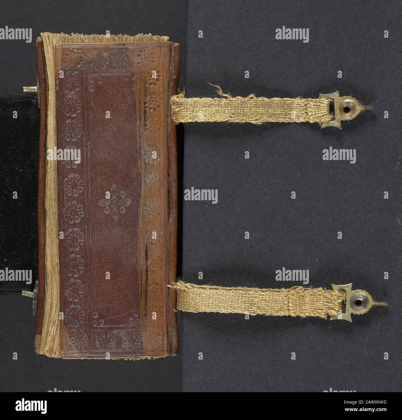 Rilegatura in pelle di un salterio liturgico armeno del 16th secolo e calendario perpetuo stampato nel 1500 Foto Stock