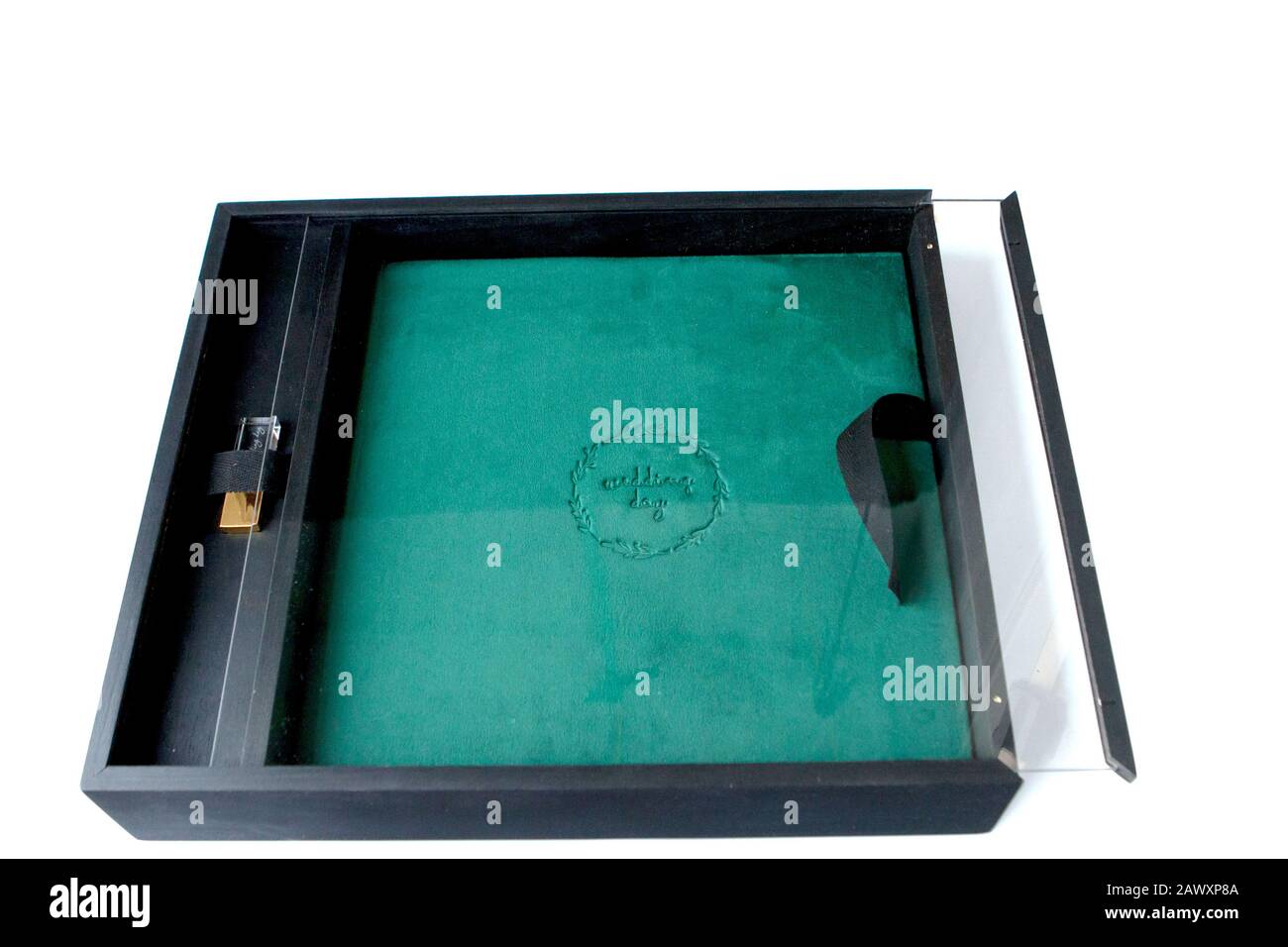Bellissimo fotobook per matrimoni Malachite e unità flash Usb in scatola di legno nero. Concetto di matrimonio Foto Stock